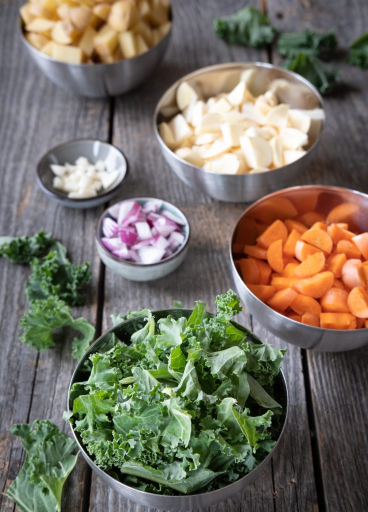 Grünkohl, Karotten, Kartoffeln und andere Zutaten für einen leckeren Eintopf