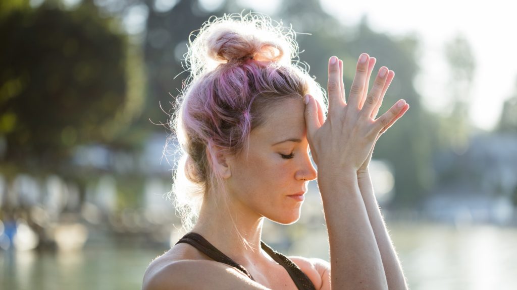 Frau in Yoga Pose - Symbolbild Achtsamkeit