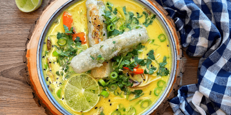 Curry-Kokos-Suppe mit Frühlingszwiebel-Röllchen
